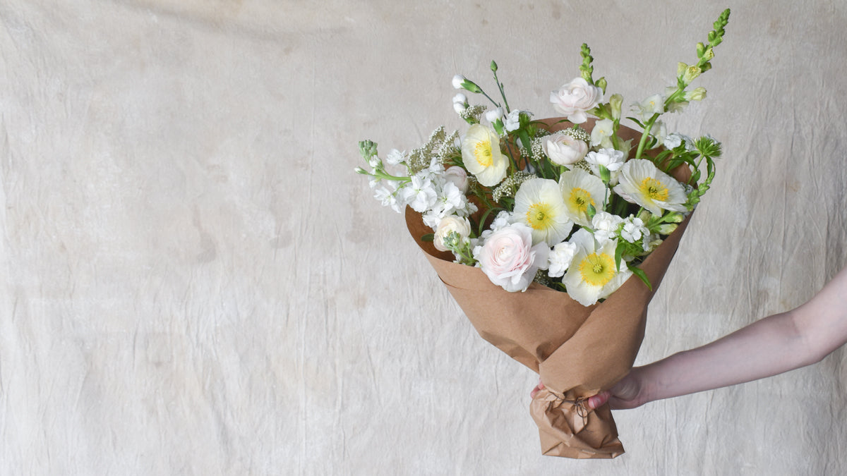 white flower bouquet with poppies and snapdragons